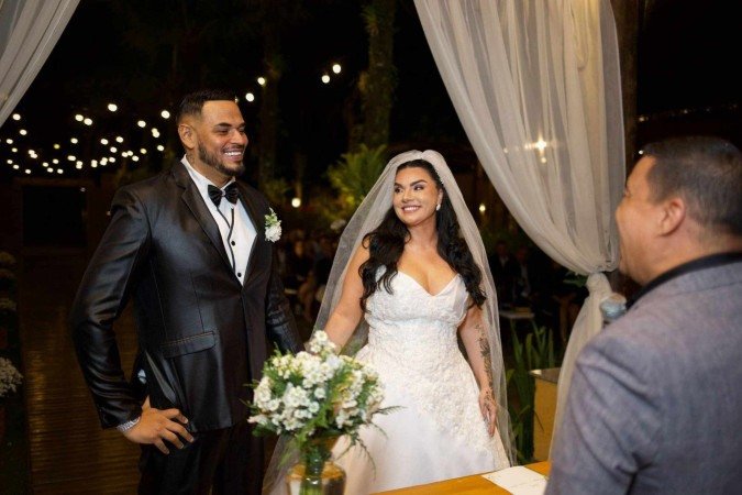 Cantor  Cacau Jr. e arquiteta Ellis Farias se casam em cerimônia emocionante no Rio de Janeiro -  (crédito: Divulgação)