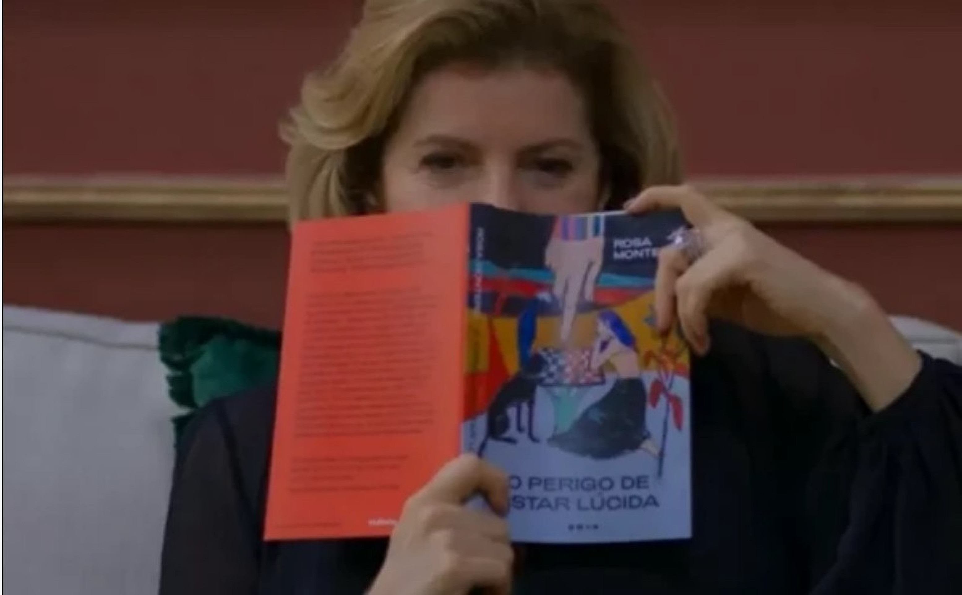 ‘O Perigo de Estar Lúcida’ ganha destaque ao ser lido por Odete Roitman e dispara na Amazon