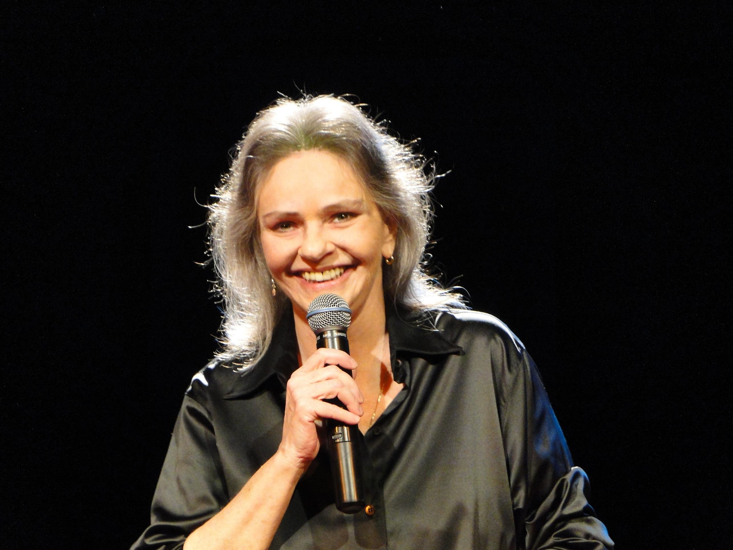 A voz que encantou o Brasil: o legado de Angela Ro Ro