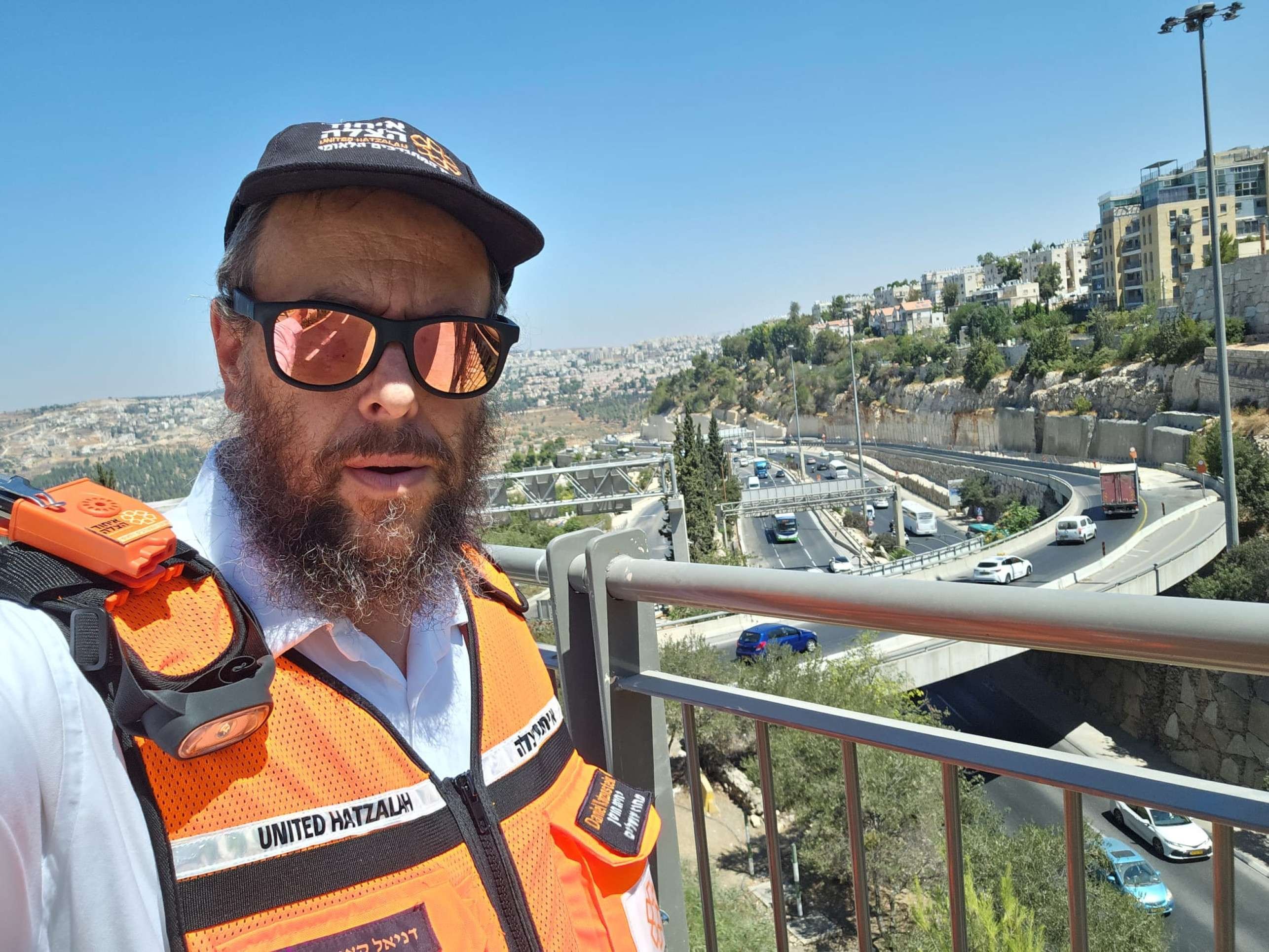 Daniel Katzenstein, socorrista especializado em respostas a traumas psicológicos do serviço médico United Hatzalah