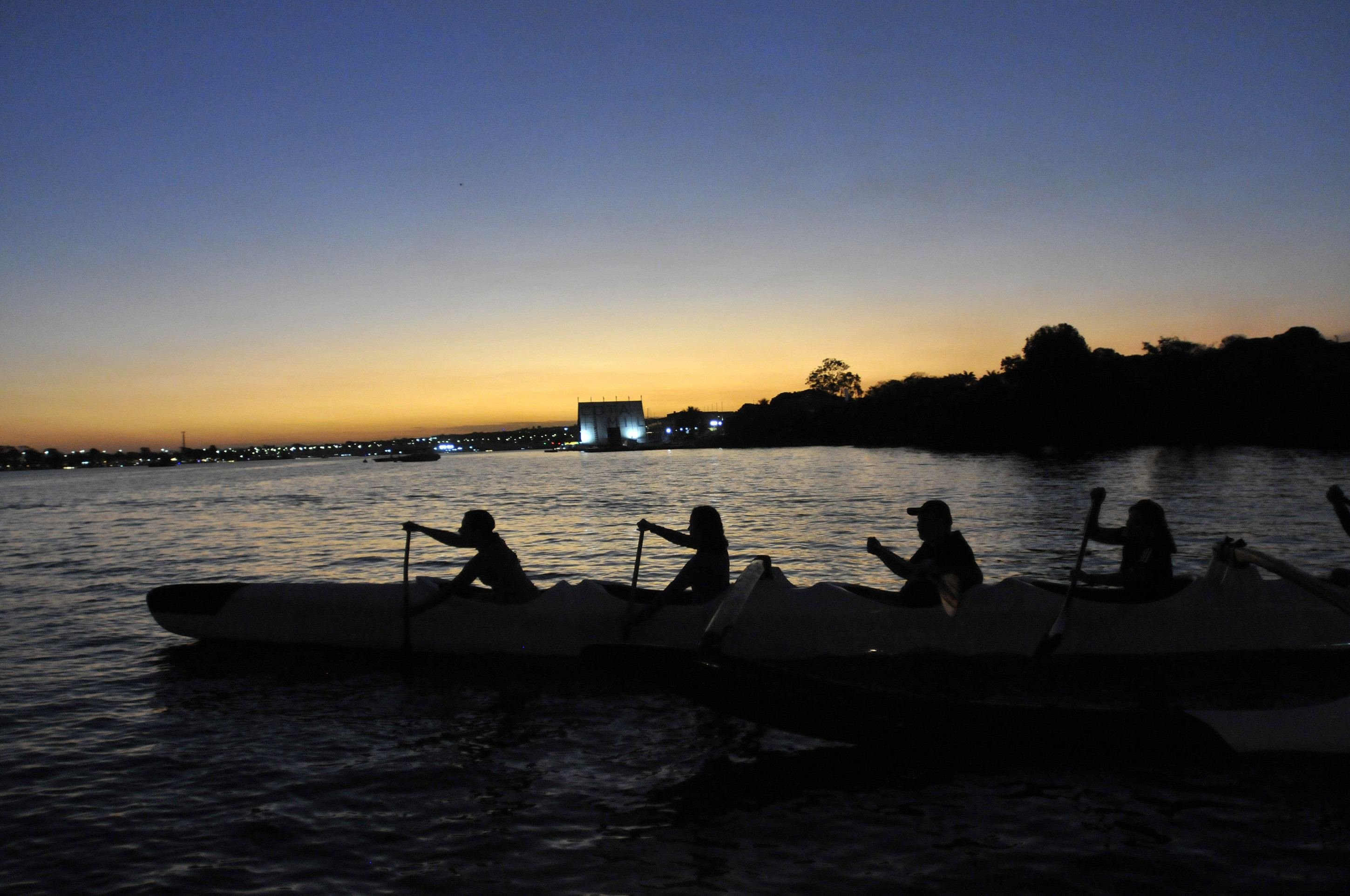 Remada noturna no Lago Paranoá celebra a lua cheia 