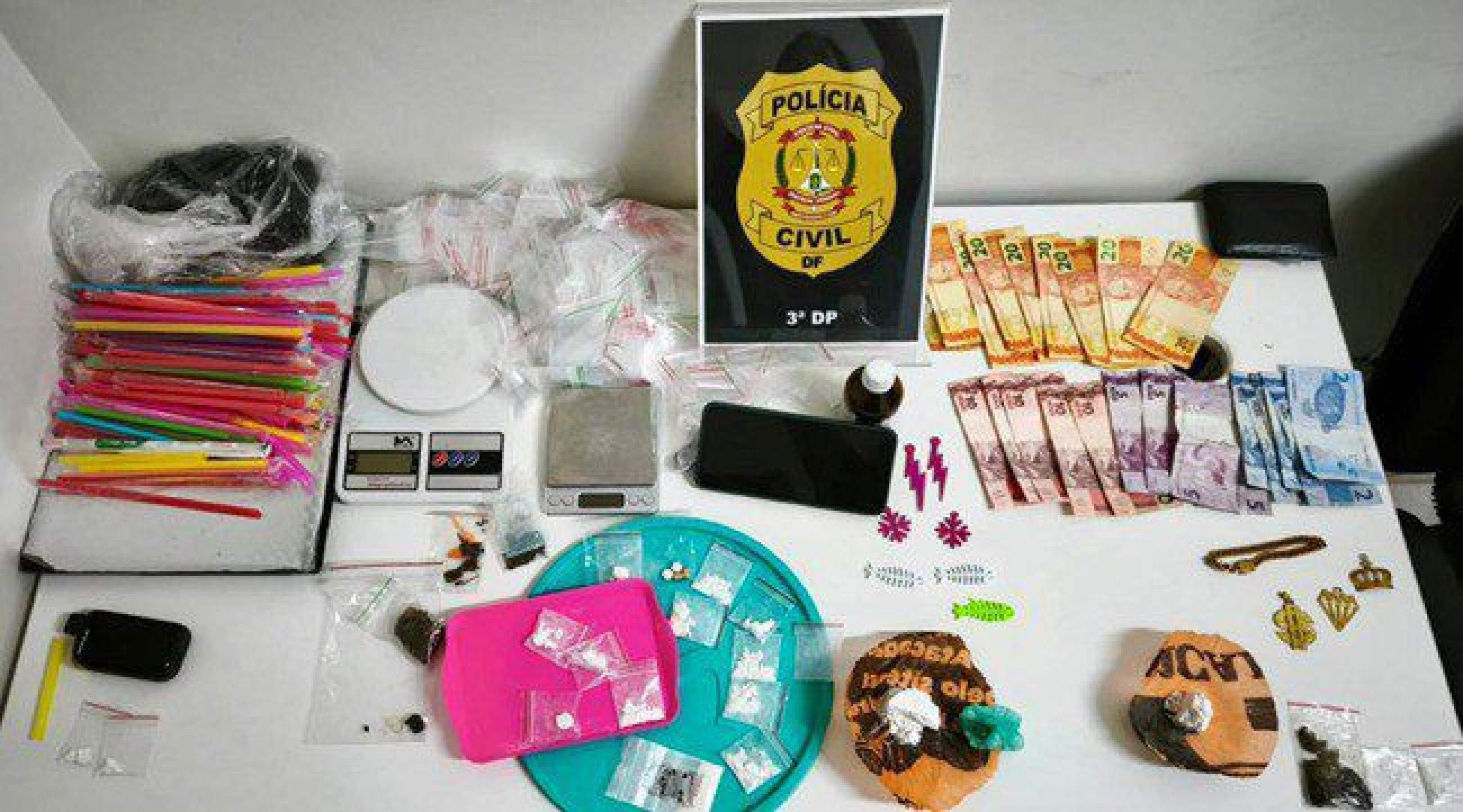 Com a dupla, foram encontrados porções de cocaína, maconha, haxixe, êxtase, loló e apetrechos para embalar e porcionar os entorpecentes