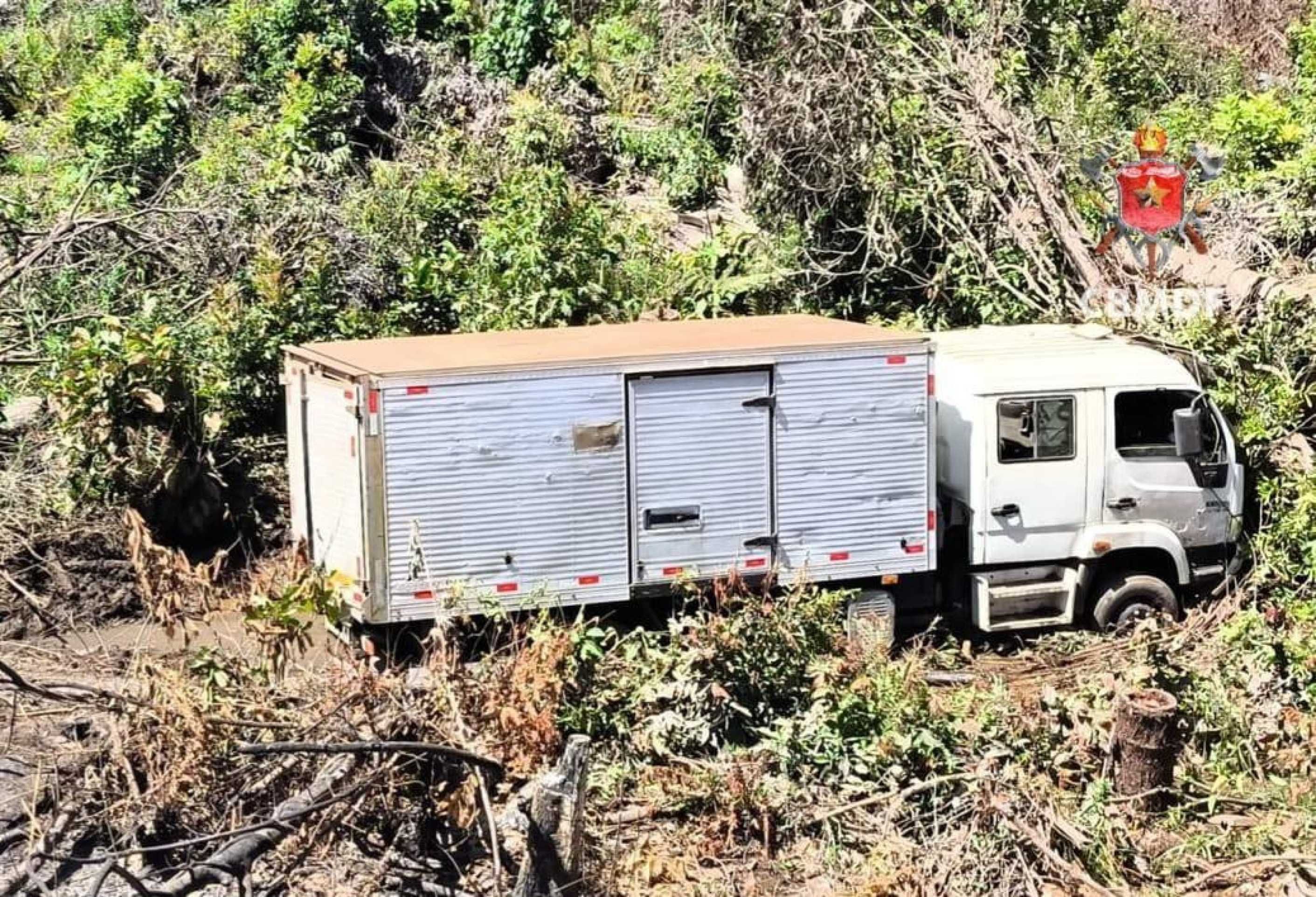 Colisão entre caminhão e motos na BR-080 deixa uma pessoa morta 