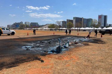 Dez banheiros químicos foram incendiados na Esplanada dos Ministérios - (crédito: Davi Cruz/CB) Dez banheiros químicos foram incendiados na Esplanada dos Ministérios - (crédito: Davi Cruz/CB)
