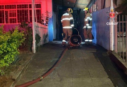 Bombeiros combatem incêndio em subsolo de prédio no SIG