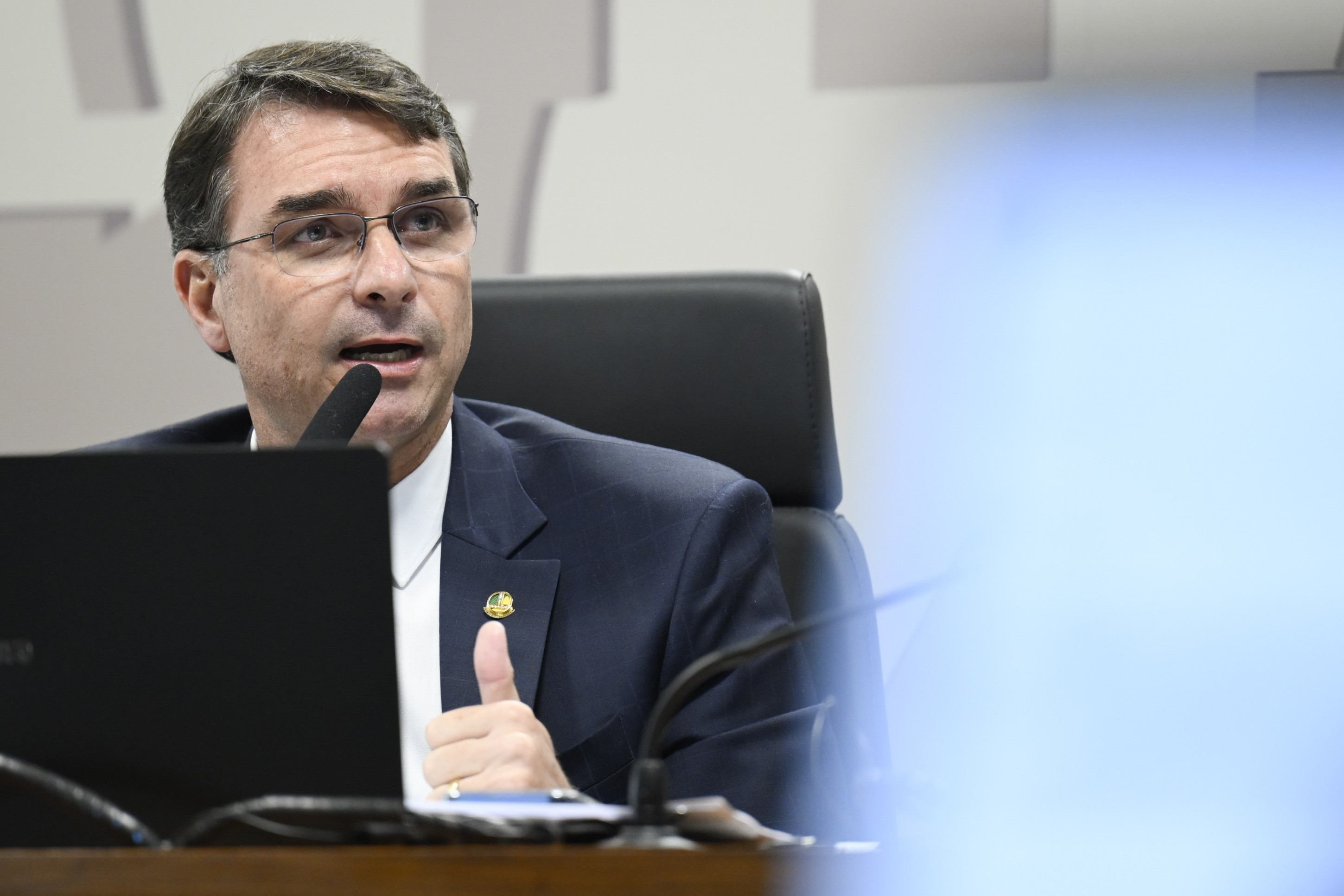 Flávio Bolsonaro acusa Moraes de fraude em julgamento no STF
