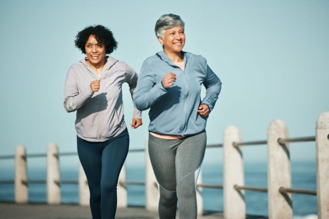 Os exercícios aeróbicos contribuem para a saúde da mulher na pós-menopausa (Imagem: PeopleImages | Shutterstock) - (crédito: EdiCase) Os exercícios aeróbicos contribuem para a saúde da mulher na pós-menopausa (Imagem: PeopleImages | Shutterstock) - (crédito: EdiCase)