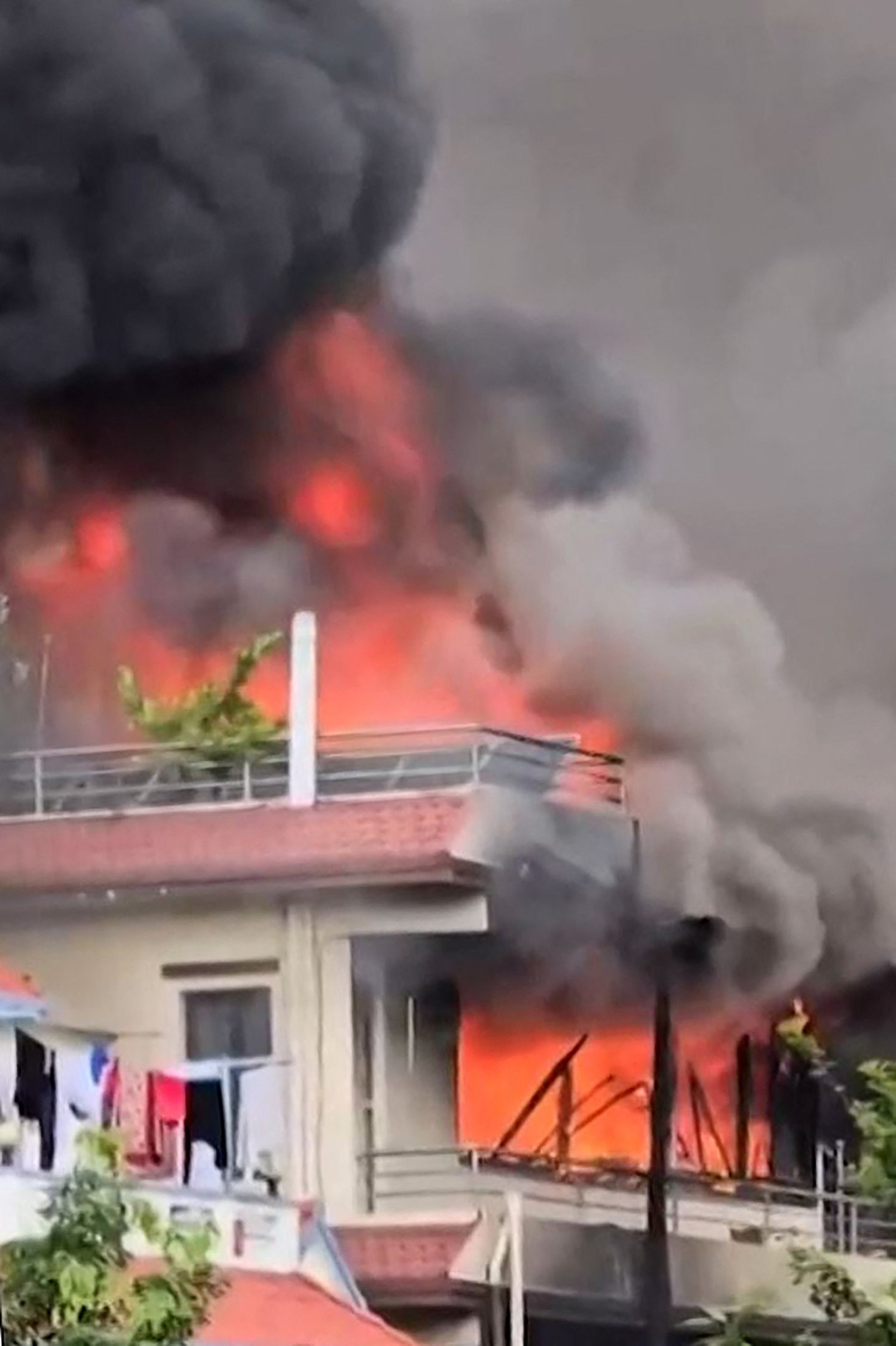 Captura de tela de um vídeo da AFPTV, gravado em 9 de setembro de 2025, mostra a fumaça saindo de um incêndio na residência de KP Sharma Oli      