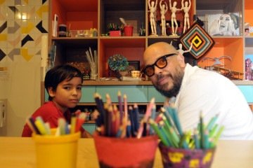 Pedro Fonseca com o filho Joaquim: desenvolvimento de autoconfiança desde pequeno -  (crédito: Minervino Junior/CB/D.A Press                                      )