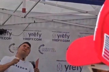 Flagrante do momento em que Kirk é atingido no pescoço, no lado esquerdo 