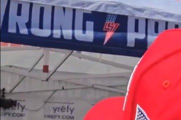 Com forte hemorragia, tomba para trás, antes de ser socorrido por apoiadores 