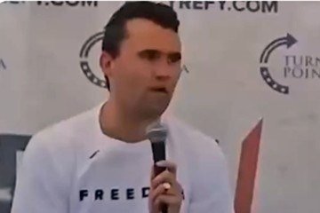 O ativista conservador Charlie Kirk teria sido executado nos EUA por alguém que não compactuava com sua ideologia -  (crédito:  Reprodução/Video)