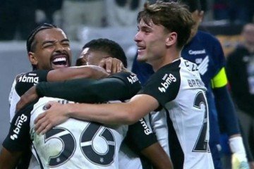 Jogadores do Corinthians comemoram o gol de Gui Negão (56, de costas) no triundo sobre o Athletico-PR -  (crédito: Foto: Reprodução)