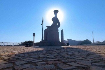 Estátua da Justiça: penduricalhos turbinam a renda dos magistrados -  (crédito: Ed Alves / CB/DaPress)