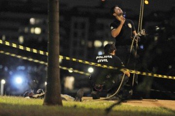 Bombeiros tentaram reanimar a vítima, sem sucesso. A perícia da Polícia Civil (PCDF) está no local -  (crédito: Minervino Júnior/CB/D.A.Press)