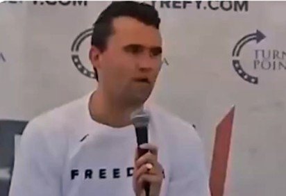 O ativista conservador Charlie Kirk teria sido executado nos EUA por alguém que não compactuava com sua ideologia -  (crédito:  Reprodução/Video)