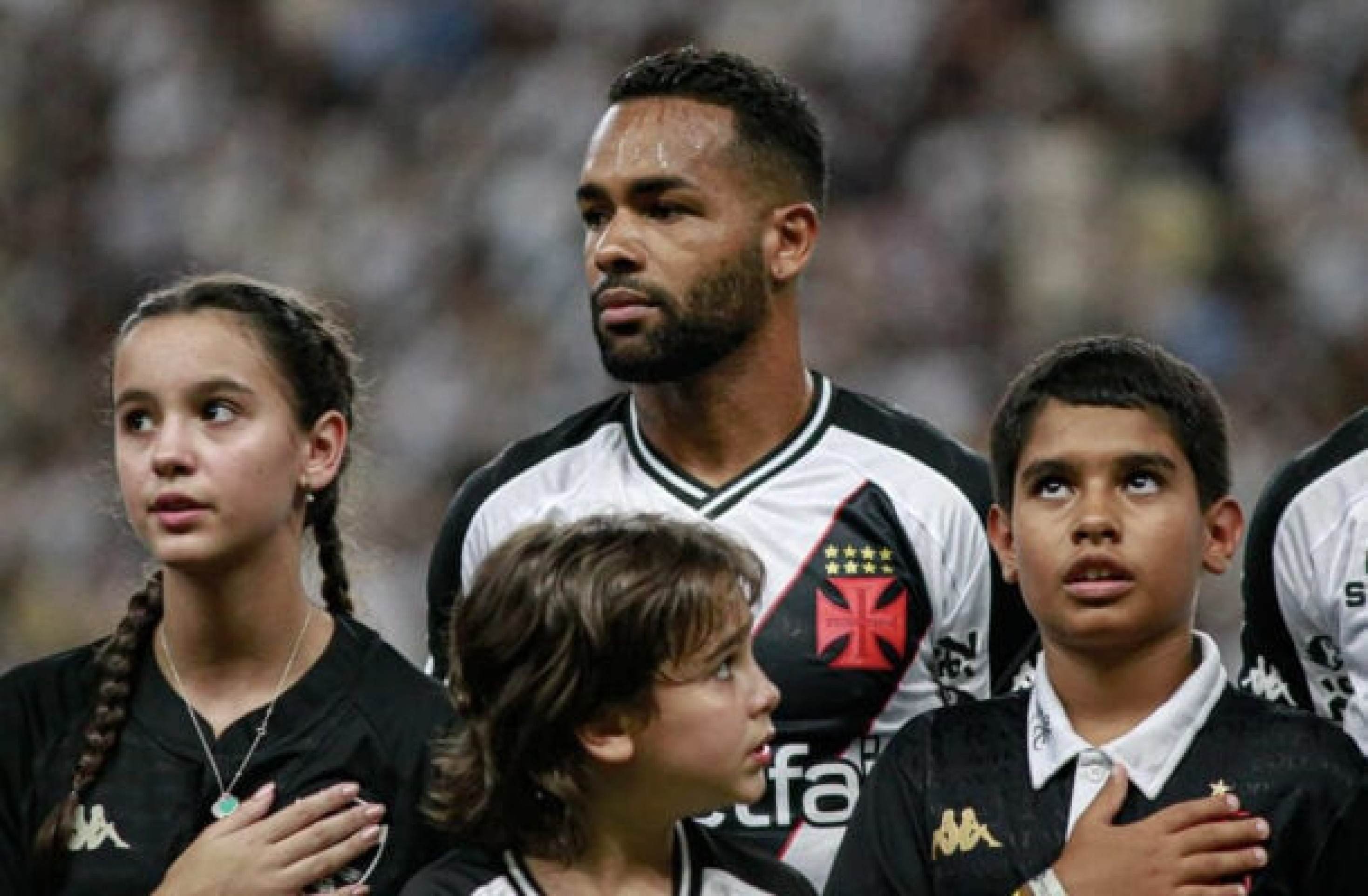 Vasco acerta a rescisão de contrato com o atacante Alex Teixeira