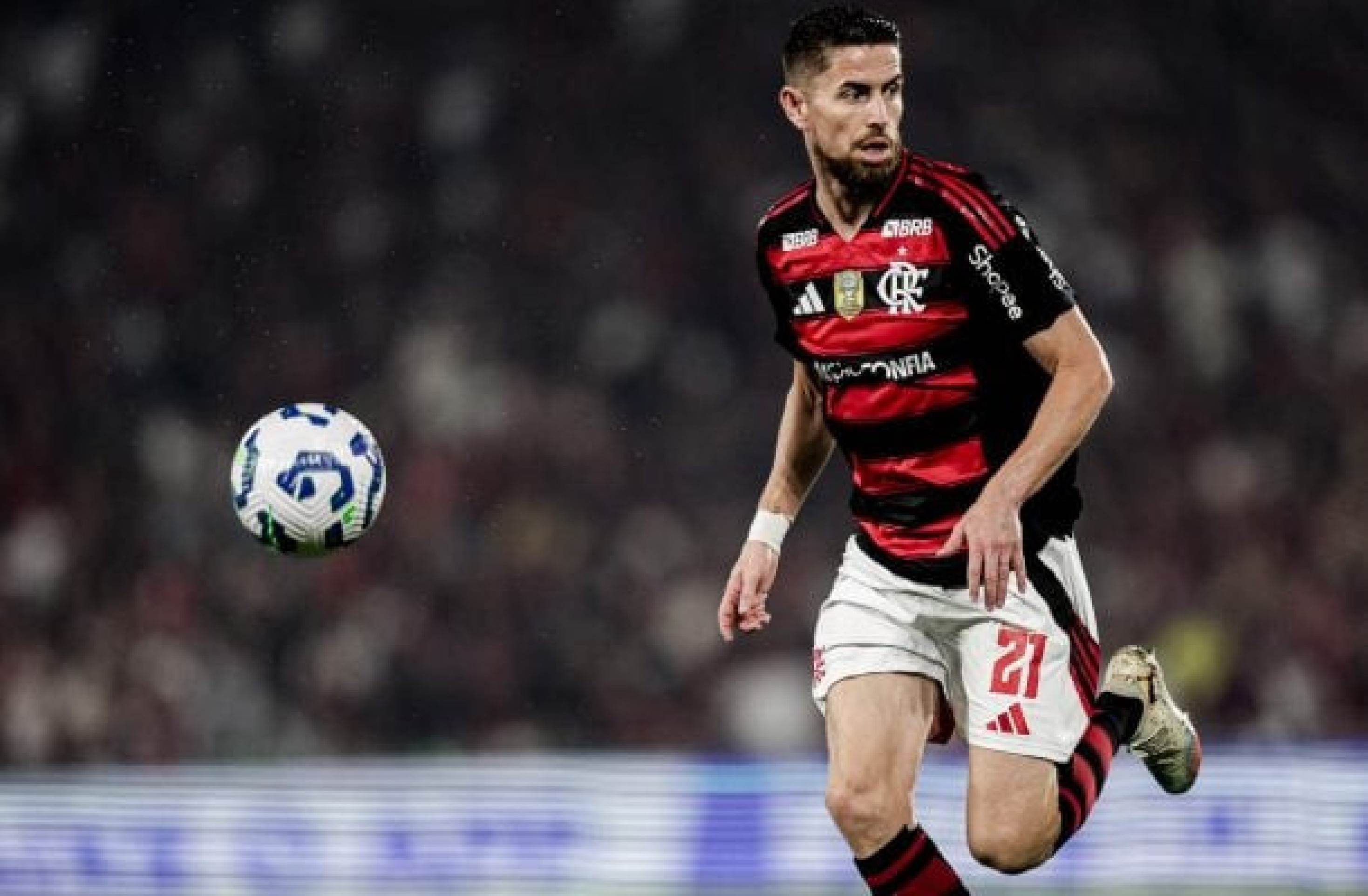 Com dor na coxa, Jorginho deve desfalcar o Flamengo contra o Juventude