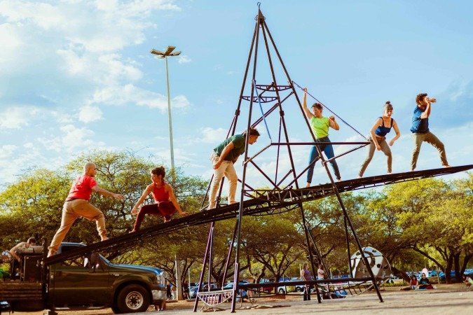 Performance circense 'Mão' ocupa CCBB e Eixão neste final de semana (13 e 14/9) -  (crédito: Thaís Mallon)