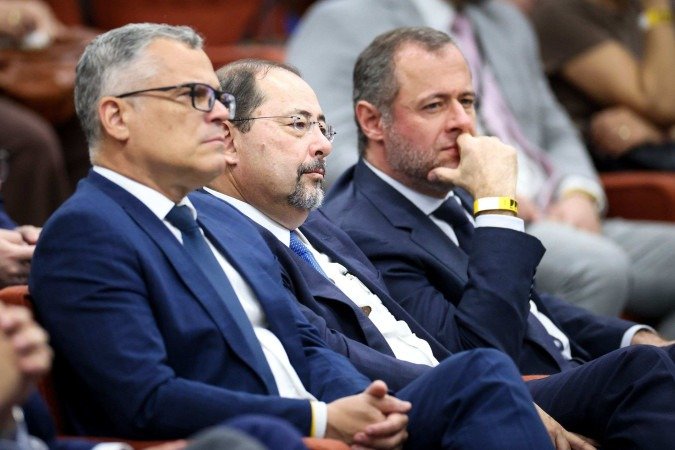 Equipe de defesa de Bolsonaro: para Celso Vilardi (C), Fux 