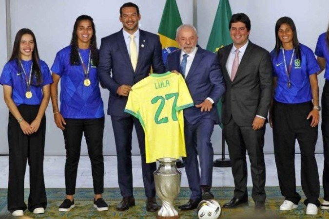 Presidente da República em encontro com as jogadores e o presidente da CBF -  (crédito: Foto: Bruno Peres/Agência Brasil)
