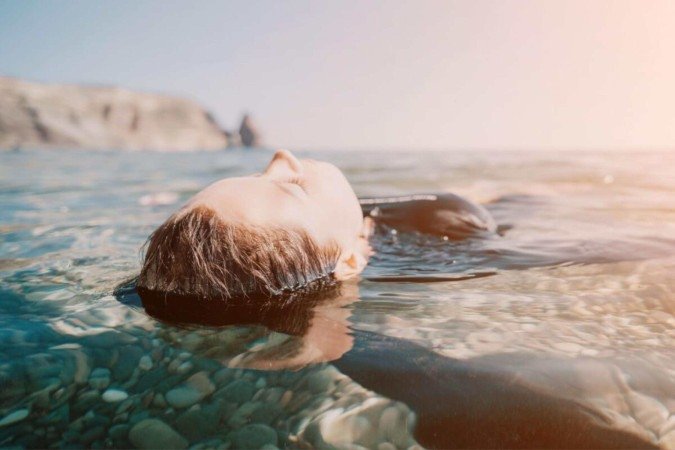Caminhar à beira-mar ou apreciar a natureza pode trazer benefícios terapêuticos para a saúde (Imagem: panophotograph | Shutterstock) - (crédito: EdiCase) Caminhar à beira-mar ou apreciar a natureza pode trazer benefícios terapêuticos para a saúde (Imagem: panophotograph | Shutterstock) - (crédito: EdiCase)
