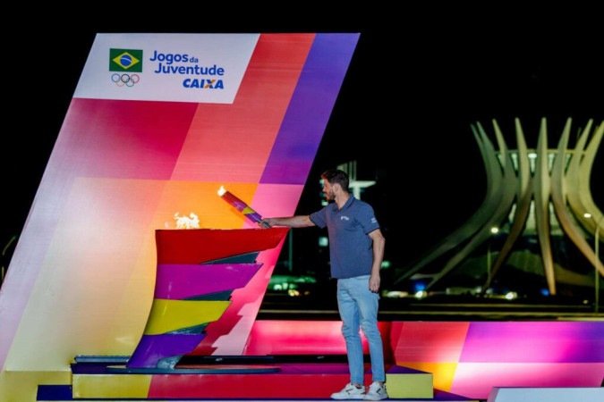 Lenda olímpica, Bruninho, do vôlei, acendeu a pira dos Jogos Olímpicos da Juventude 2025 em Brasília -  (crédito: Abelardo Mendes Jr./COB)