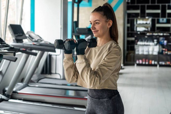 Busca por aulas de musculação registra aumento expressivo entre as mulheres (Imagem: RomanR | Shutterstock) - (crédito: EdiCase) Busca por aulas de musculação registra aumento expressivo entre as mulheres (Imagem: RomanR | Shutterstock) - (crédito: EdiCase)