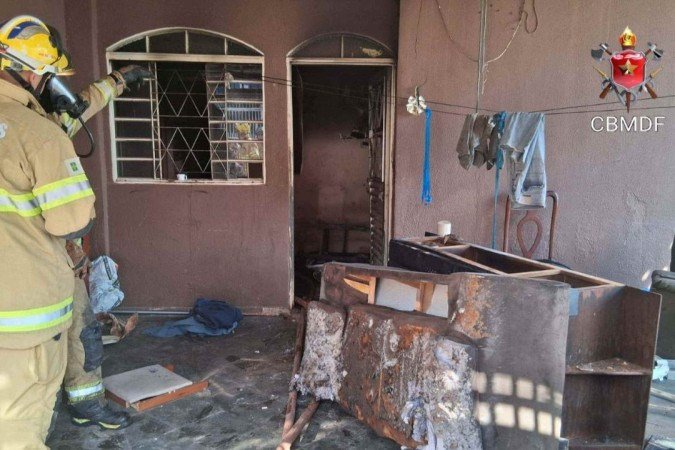 O dono do imóvel foi avaliado no local e, apesar de ter inalado fumaça, não apresentava queimaduras -  (crédito: Divulgação/CBMDF)