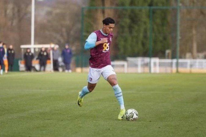 João Mendes, filho de Ronaldinho Gaúcho, em ação durante seu início de carreira na Inglaterra -  (crédito: Foto: Reprodução/Instagram)