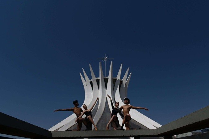 O ensaio fotográfico com o Primeiro Corpo de Baile do Distrito Federal foi encenado diante dos principais cartões-postais da capital -  (crédito:  Mário Barila/Reprodução)