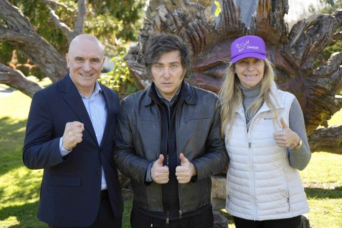 Na foto, o presidente Javier Milei (centro), ao lado da irmã, Karina Milei (dir.) e do deputado José Luis Espert durante campanha para as eleições provinciais de Buenos Aires - (crédito: Divulgação/Javier Milei) Na foto, o presidente Javier Milei (centro), ao lado da irmã, Karina Milei (dir.) e do deputado José Luis Espert durante campanha para as eleições provinciais de Buenos Aires - (crédito: Divulgação/Javier Milei)