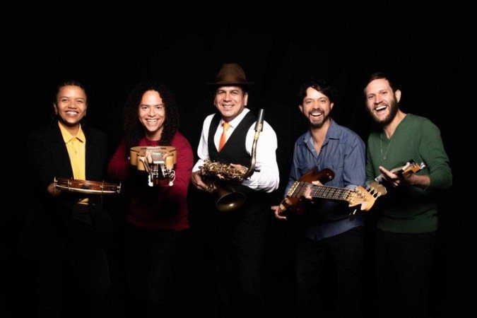 Maestro Spok e o quarteto formado por Márcio Marinho (cavaquinho de 6 cordas), Victor Angeleas (bandolim de 10 cordas), Larissa Umaytá (pandeiro) e Bruno Rejan (baixo elétrico) se apresentam neste final de semana no Complexo Cultural do Choro. - (crédito: Divulgação) Maestro Spok e o quarteto formado por Márcio Marinho (cavaquinho de 6 cordas), Victor Angeleas (bandolim de 10 cordas), Larissa Umaytá (pandeiro) e Bruno Rejan (baixo elétrico) se apresentam neste final de semana no Complexo Cultural do Choro. - (crédito: Divulgação)