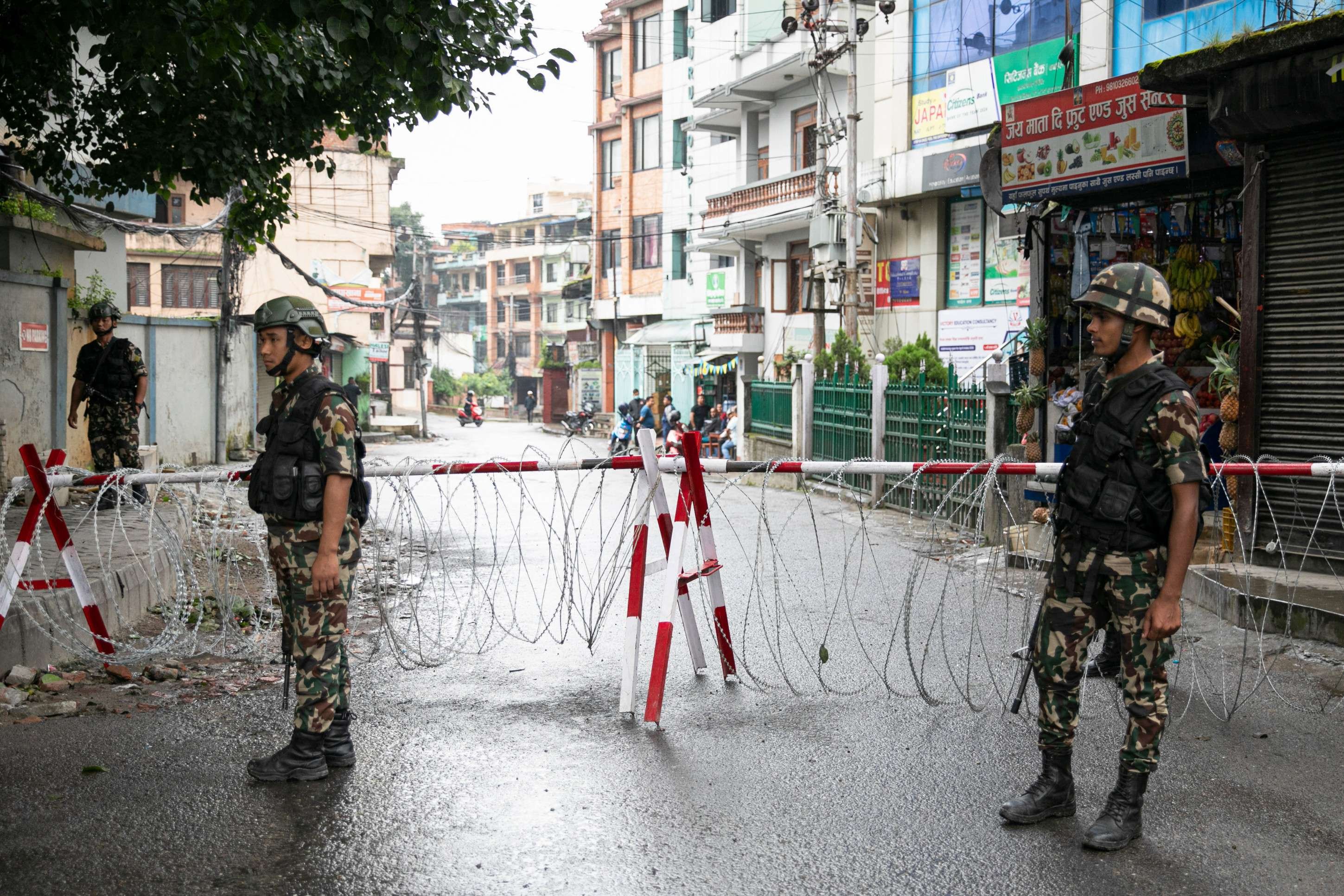 Militares do exército patrulham uma rua durante o toque de recolher em Katmandu, em 10 de setembro de 2025. Manifestantes nepaleses incendiaram o parlamento em 9 de setembro, enquanto o veterano primeiro-ministro renunciou, enquanto um movimento de protesto da 