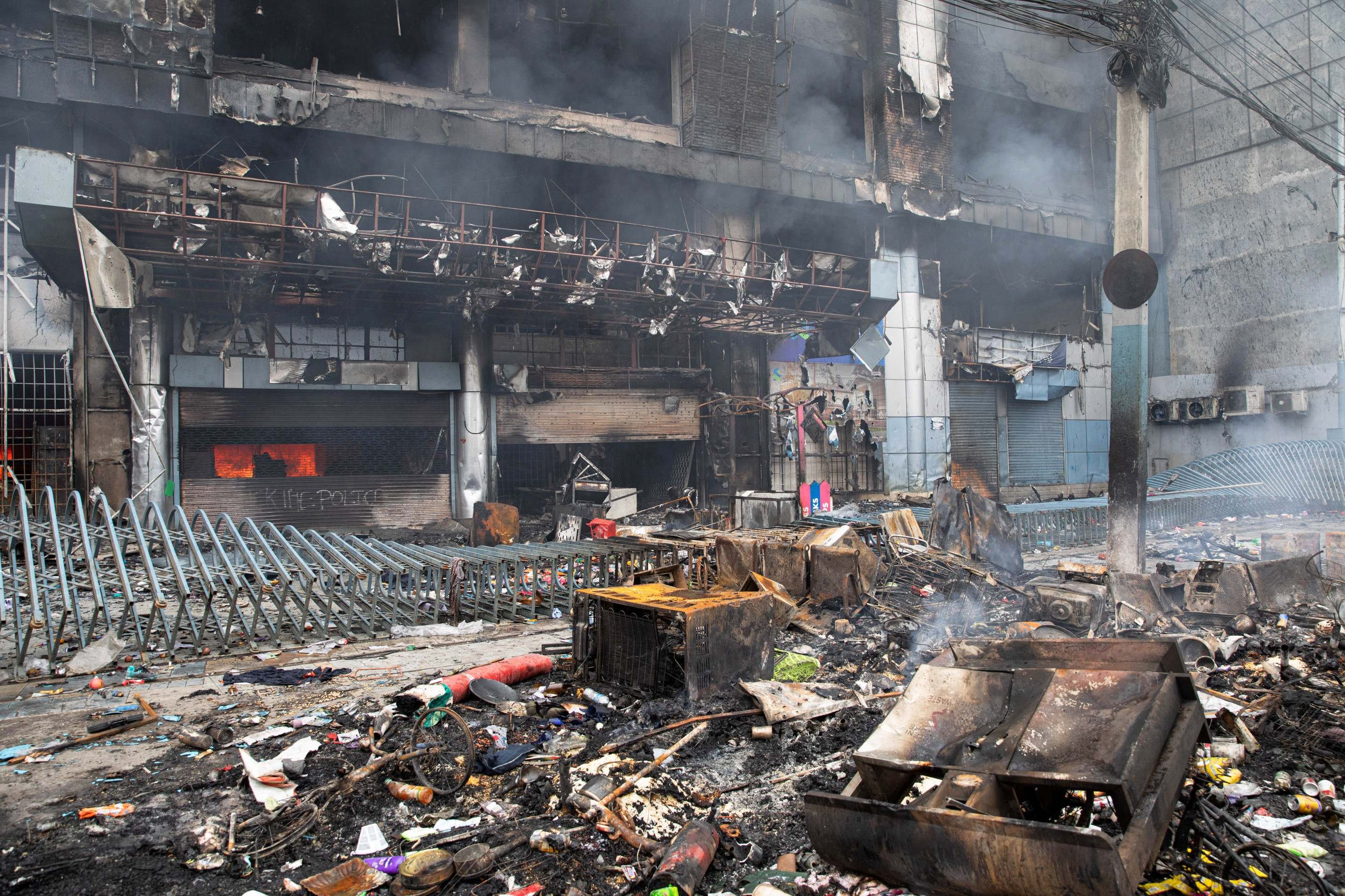 Fumaça sai do prédio em chamas do supermercado da renomada rede de varejo nepalesa Bhat-Bhateni, um dia após o incêndio ter sido incendiado por manifestantes em Katmandu, em 10 de setembro de 2025. Manifestantes nepaleses incendiaram o parlamento em 9 de setembro, enquanto o veterano primeiro-ministro renunciava, enquanto um movimento de protesto da 