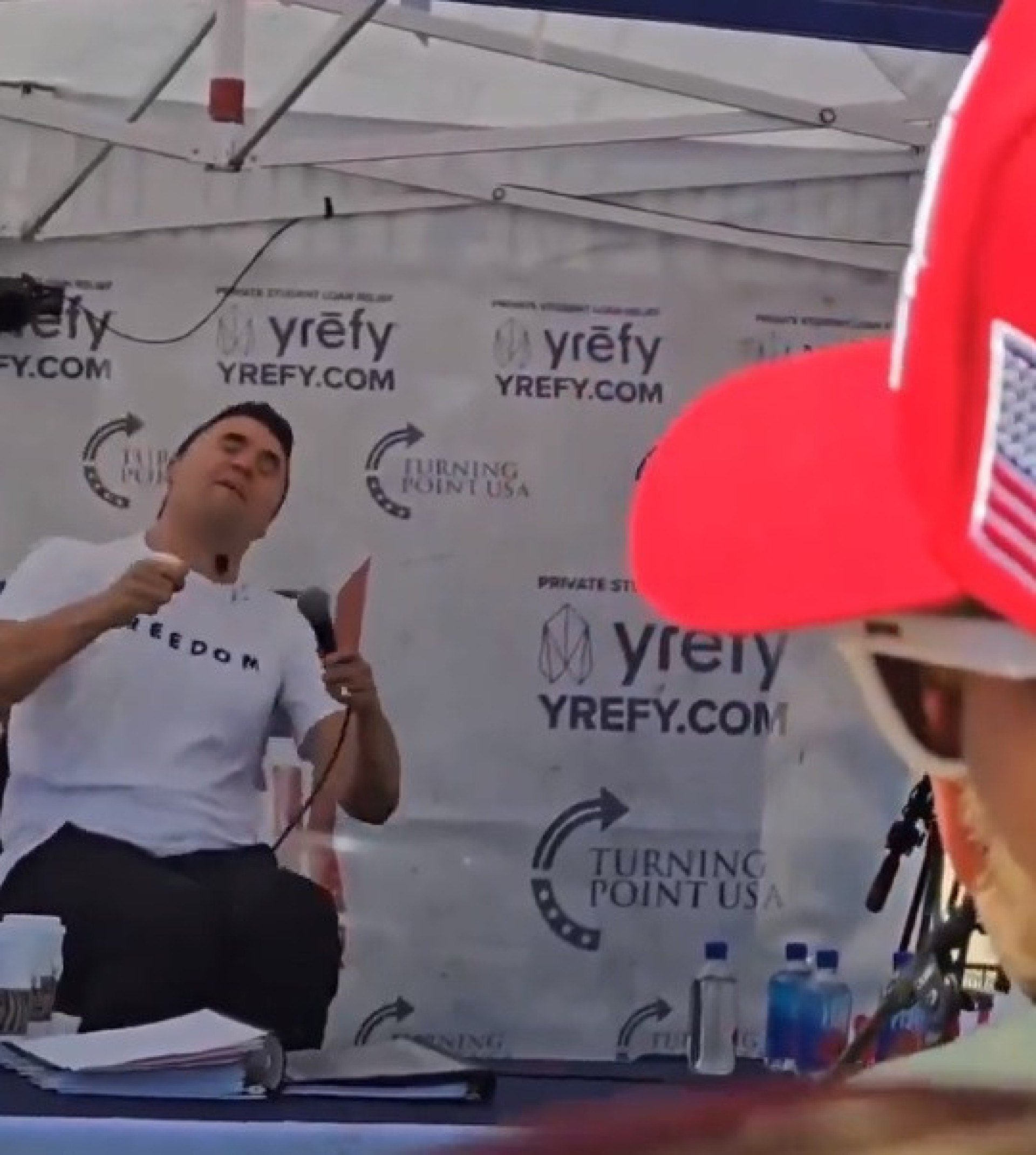 Flagrante do momento em que Kirk &eacute; atingido no pesco&ccedil;o, no lado esquerdo 