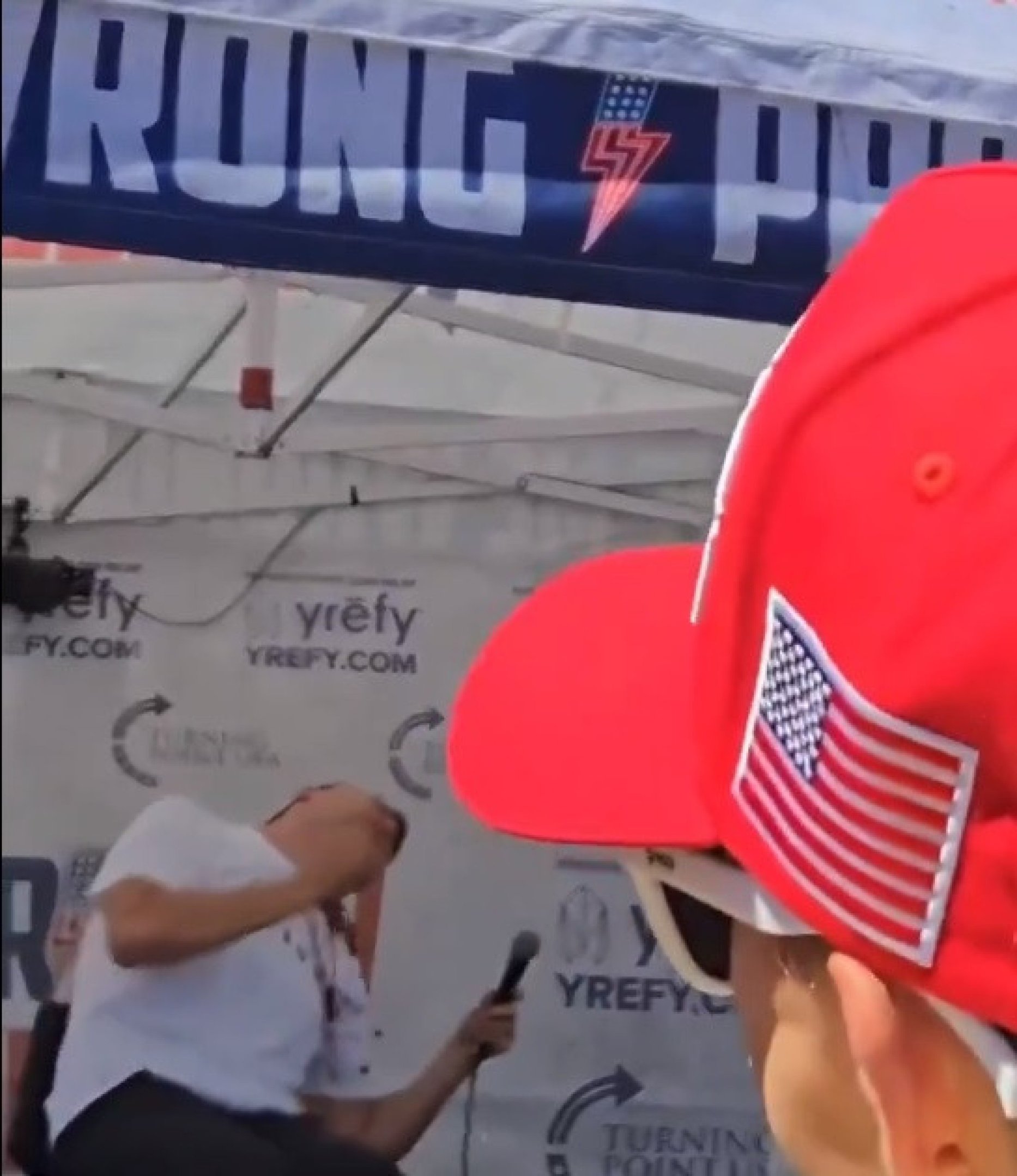 Com forte hemorragia, ele tomba para o lado, antes de ser socorrido  