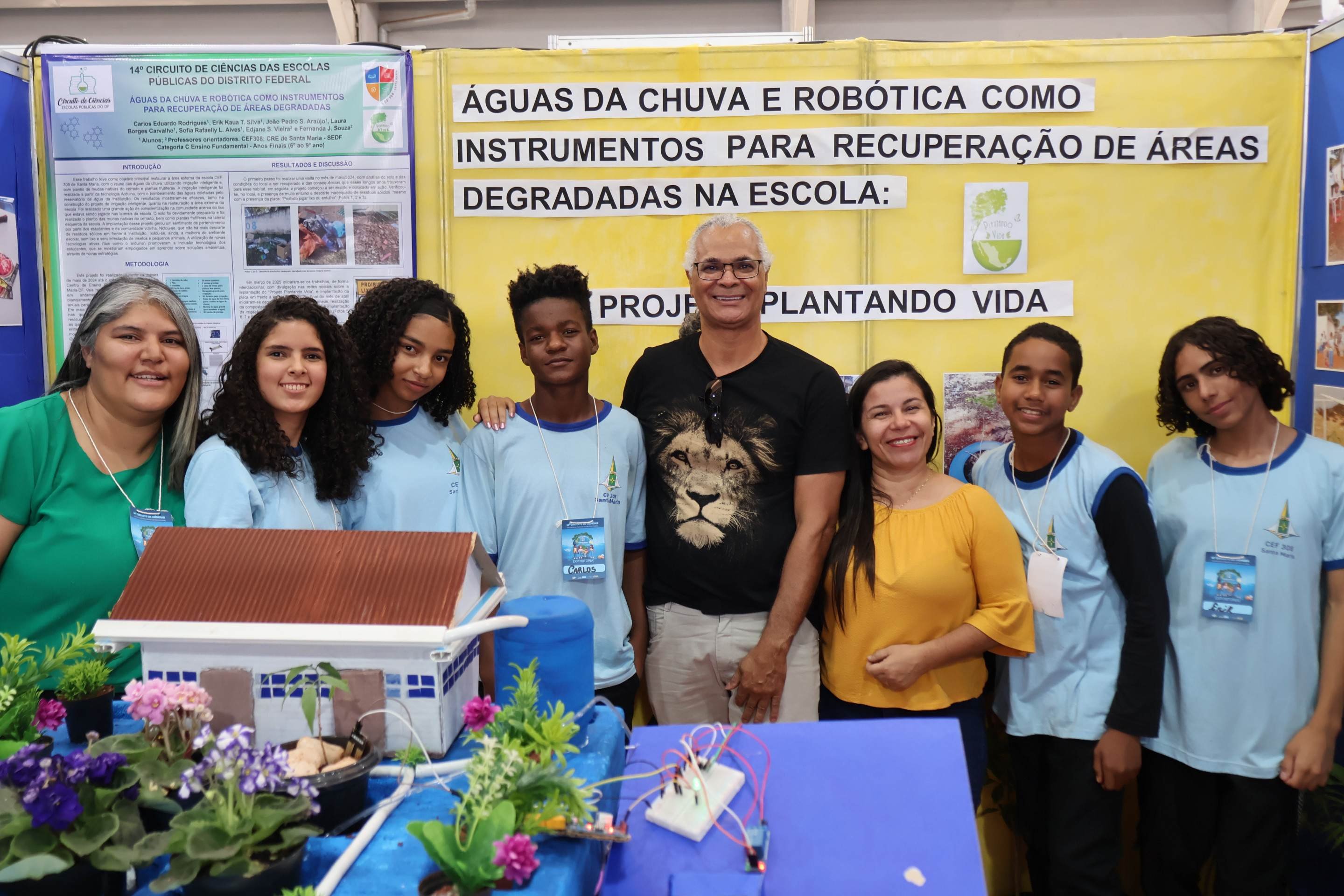  10/09/2025 Bruna Gaston CB/DA Press. Centro de Educação Profissional de Santa Maria. Décimo quarto circuito de ciências nas escolas públicas do DF. Alunos Sofia Laurindo, João Pedro Araujo, Erik Kauã, Laura Borges, Carlos Eduardo Rodrigues e orientadores Edjane Leão, Fernanda Souza e Oswaldo       