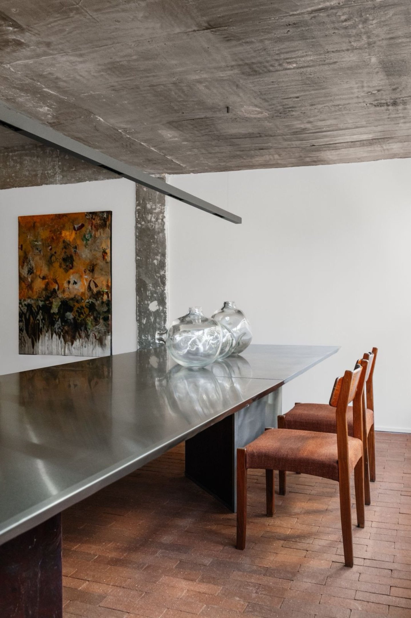 A mesa de jantar da Galeria Candango, do arquiteto Bruno Pessoa, foi produzida em aço inox no mármore napoleon Bordeaux