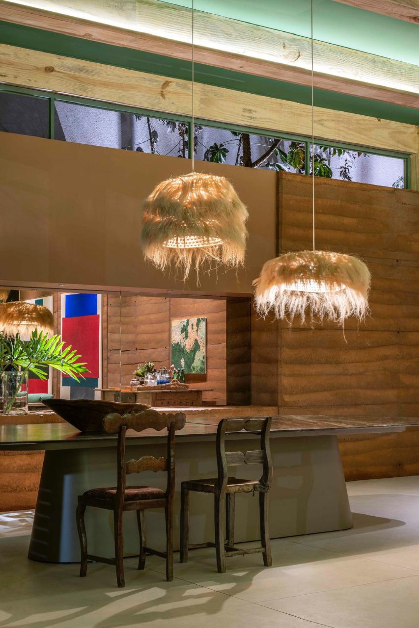 No ambiente Casa Verde, a mesa de jantar  tem base de alumínio e tampo de granito