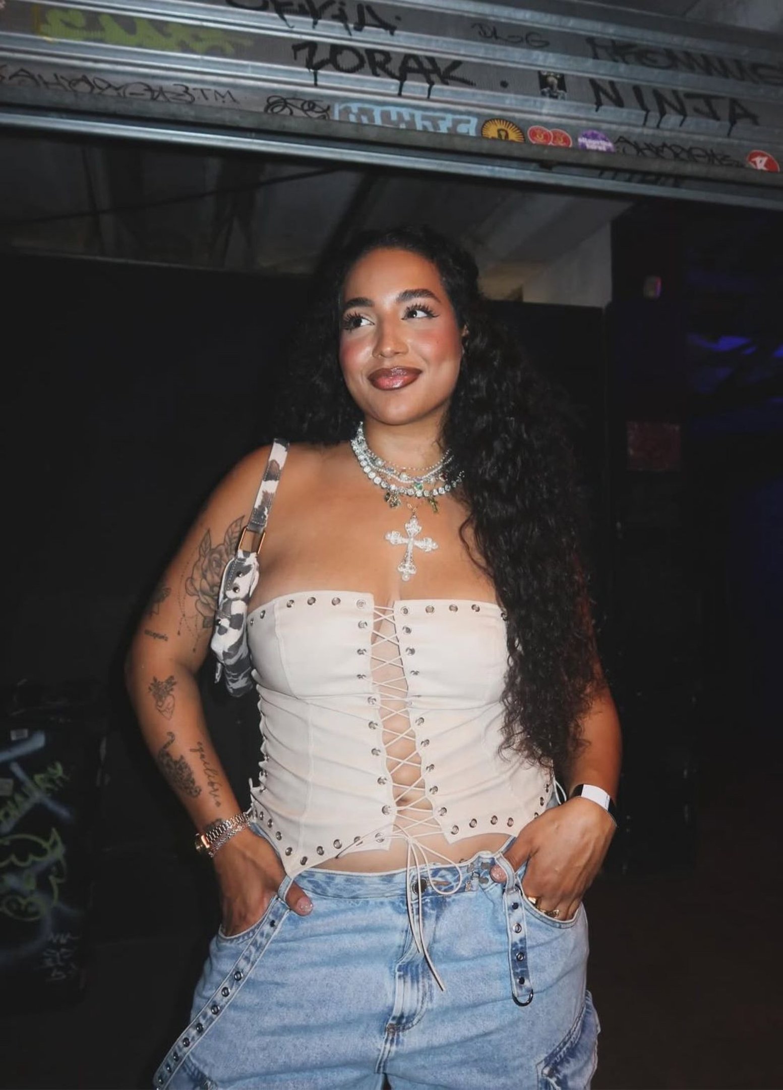 Por meio das redes sociais, Mayra Fernandes incentiva as mulheres a superarem as inseguranças e terem mais confiança em relação aos seus corpos e curvas 