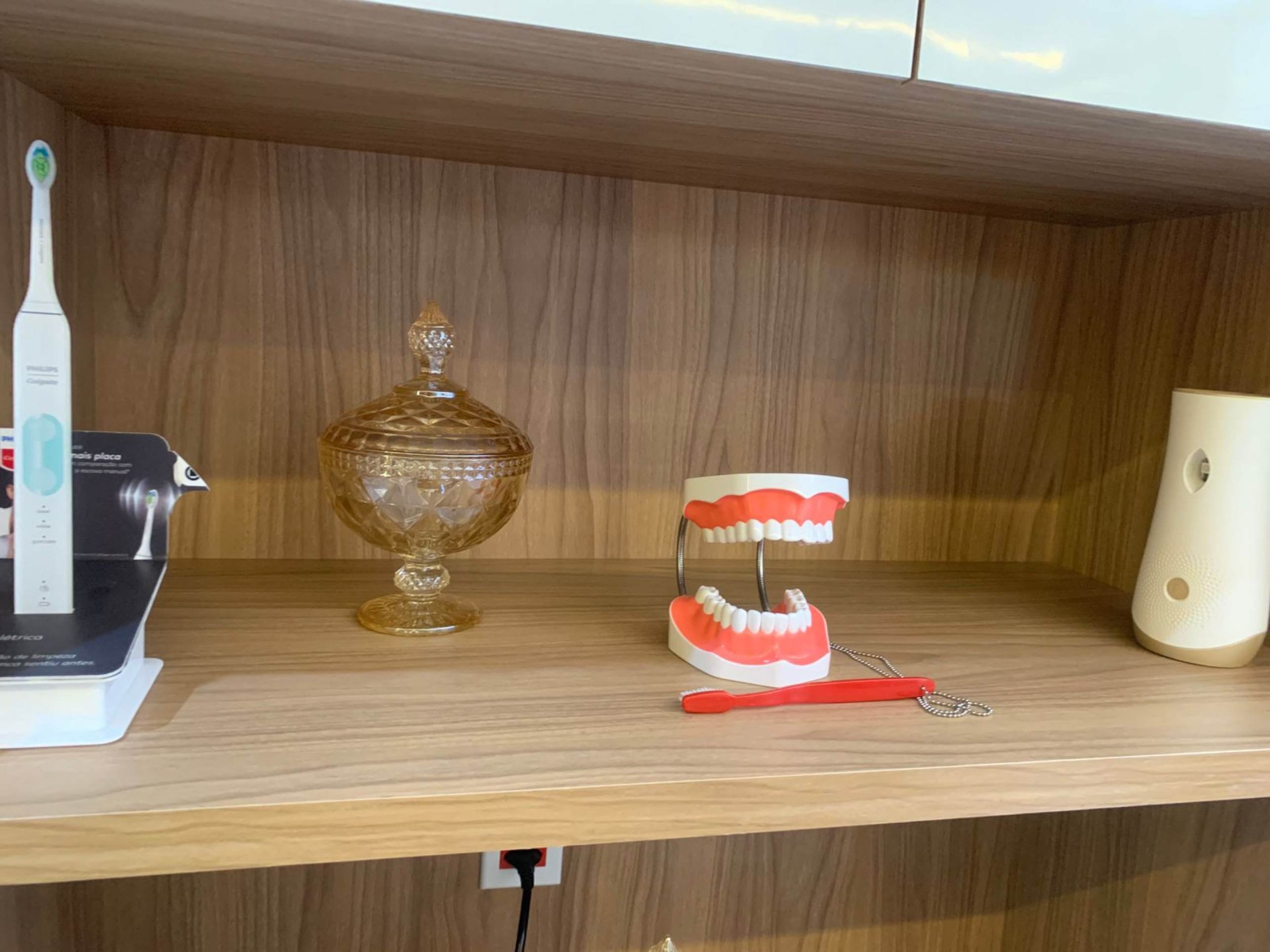 Homem é preso por atender como dentista com diploma falso no DF