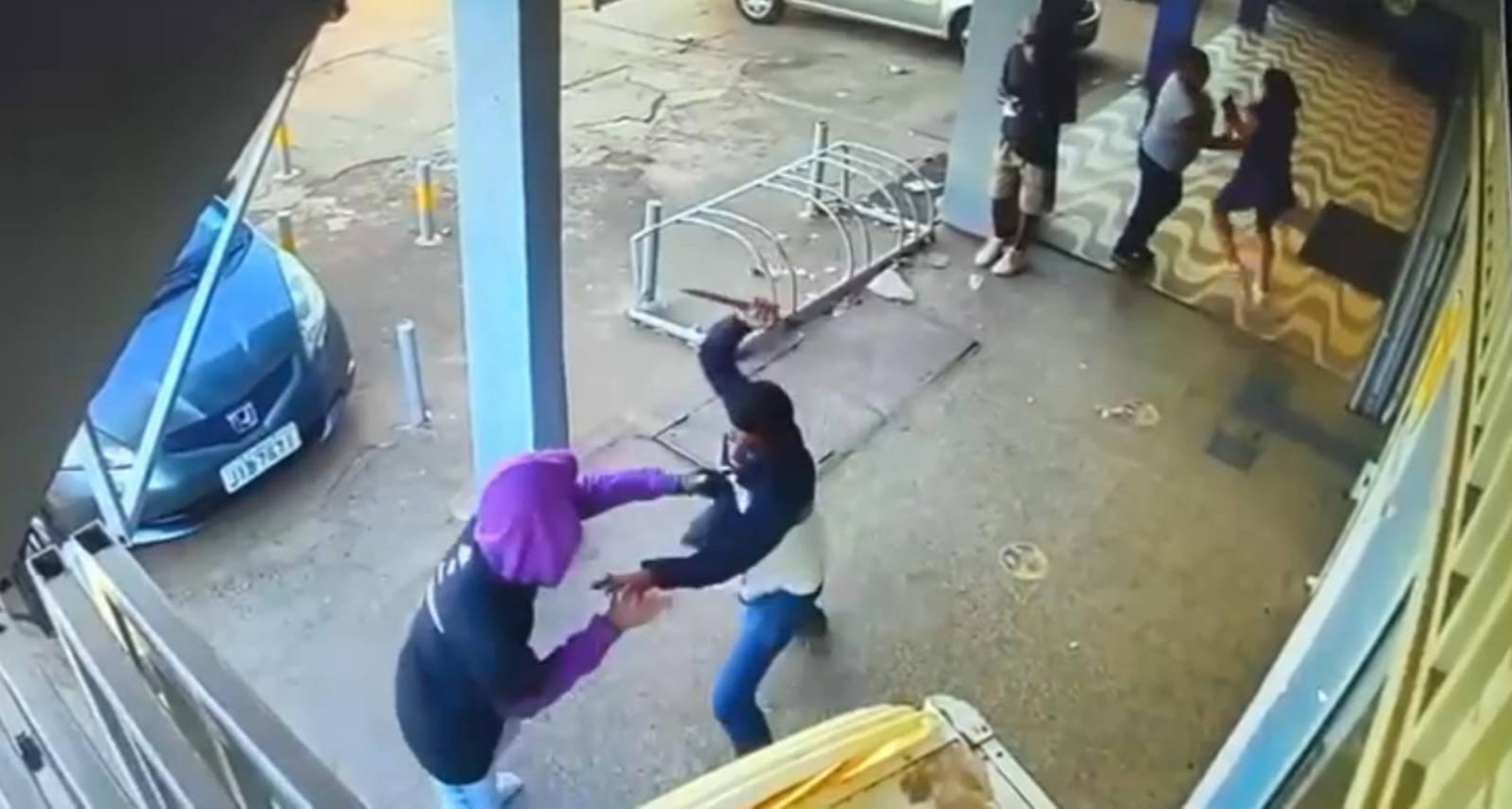 Vídeo: Homem é morto a facadas em área comercial de Ceilândia