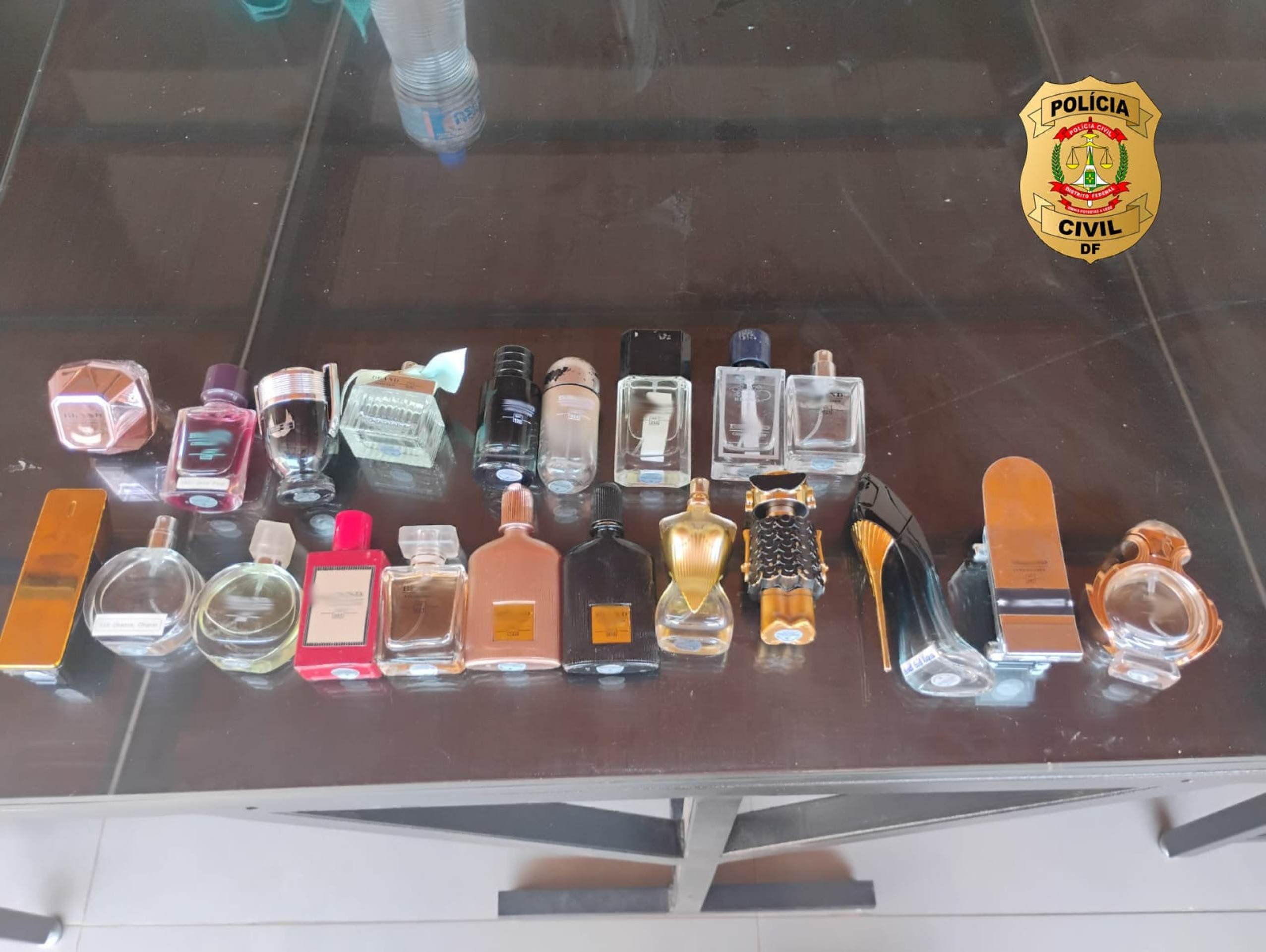 Polícia apreende 50 mil perfumes falsos em operação contra grupo criminoso
