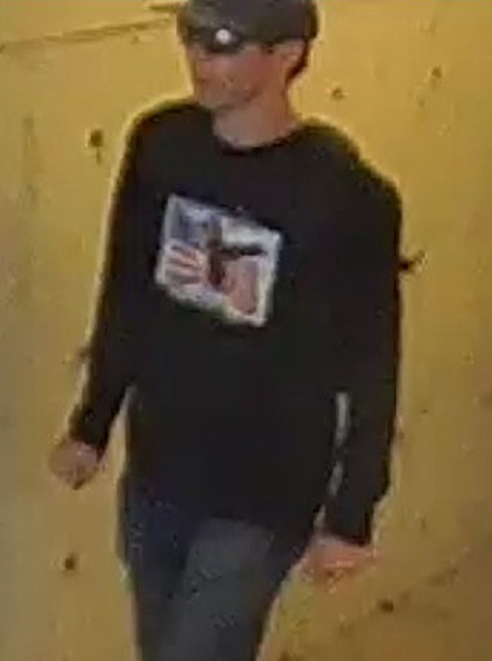 Imagem divulgada pelo FBI mostra "pessoa de interesse" na investiga&ccedil;&atilde;o sobre o ataque de quarta-feira 