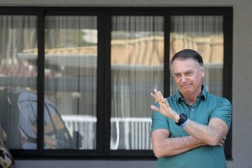 O ex-presidente brasileiro Jair Bolsonaro acena em sua residência em Brasília, em 11 de setembro de 2025       -  (crédito: SERGIO LIMA/AFP)