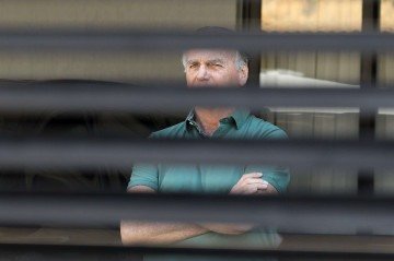 O ex-presidente brasileiro Jair Bolsonaro na garagem de sua residência em Brasília, em 11 de setembro de 2025       -  (crédito: Sergio Lima/AFP   )