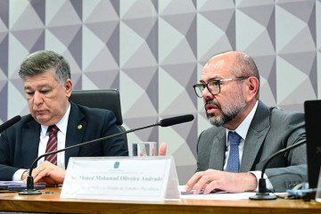 Ahmad Oliveira falando à CPMI ao lado do presidente, senador Carlos Viana

 -  (crédito: Geraldo Magela/Agência Senado)