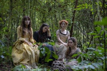 Duda Batsow (Celina), Duda Matte (Guilhermina), Gabi Cardoso (Joana), Giovanna Rispoli (Eugenia) em Quatro Meninas - (crédito: Fotos: Divulgação ) Duda Batsow (Celina), Duda Matte (Guilhermina), Gabi Cardoso (Joana), Giovanna Rispoli (Eugenia) em Quatro Meninas - (crédito: Fotos: Divulgação )