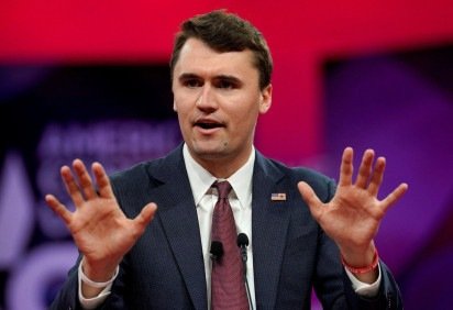 Charlie Kirk foi baleado ao falar para uma plateia de centenas de pessoas.  -  (crédito: Getty Images)